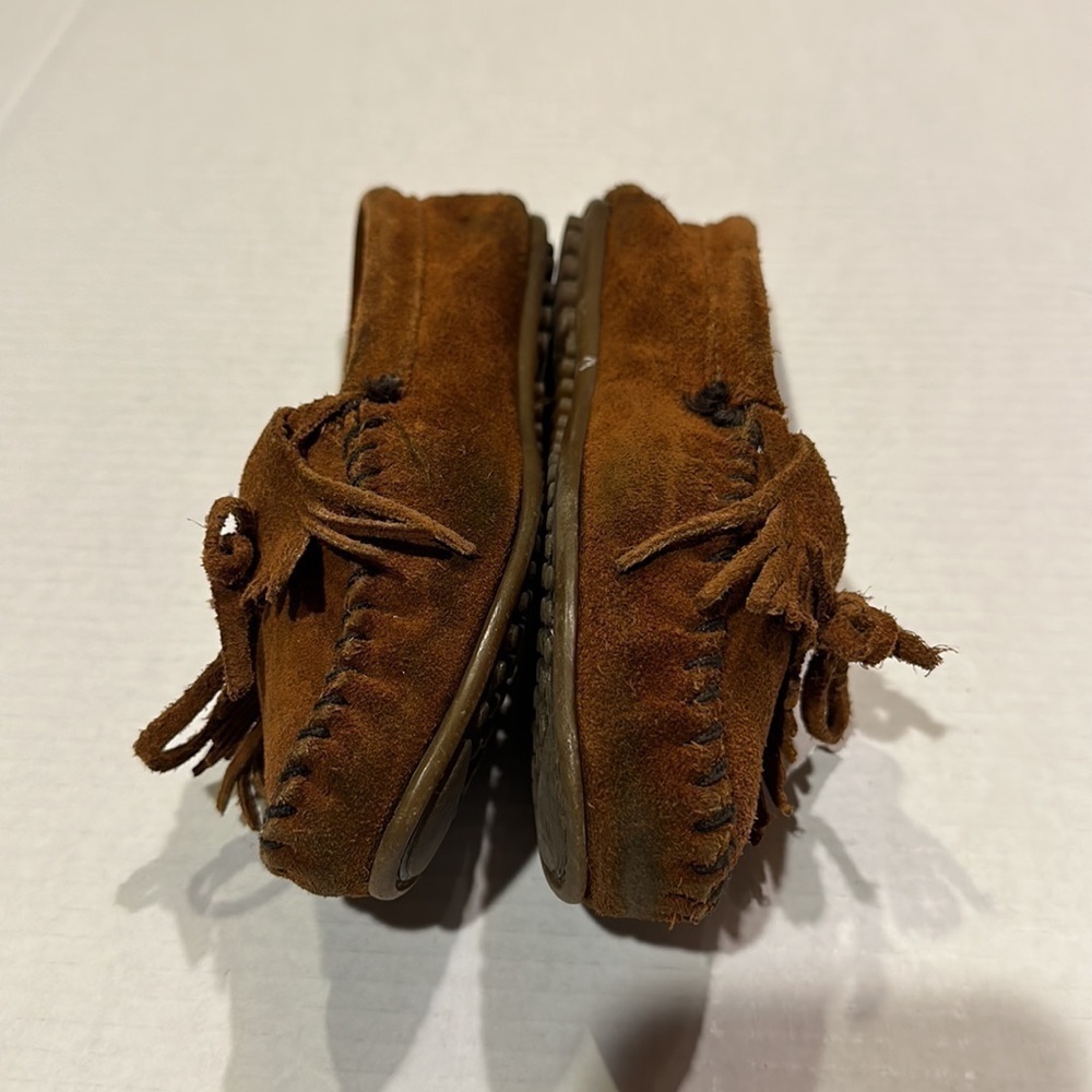 Minnetonka soft suede brown slippers with bow and fringe in front - Picture 4 of 9